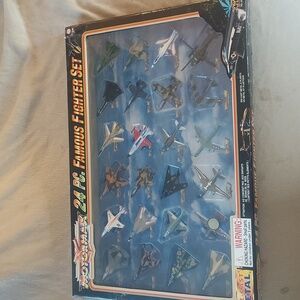 Motormax 24 pc. Famous fighter plane set die cast metal .New for ages3+.